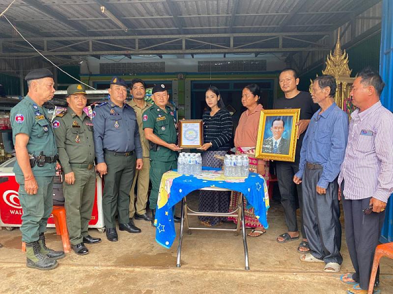 CVP Svay Chek District brings relief funds to the families of deceased veterans