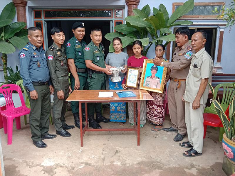 អ.ន.ក ស្រុកភ្នំស្រុក នាំយកថវិកាបេឡាមរណសង្គ្រោះជូនគ្រួសារសពអតីតយុទ្ធជនមួយគ្រួសារ - Image 3