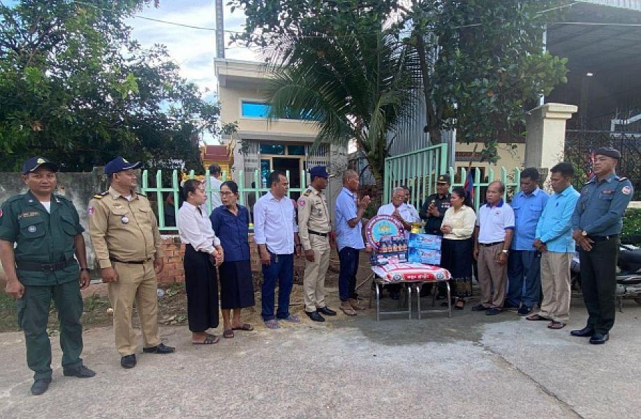 Kien Svay District​​​ CVP presents relief fund to the family of a deceased veteran