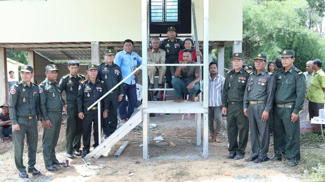 អតីតយុទ្ធជនជួបការលំបាករស់នៅខេត្តកំពង់ធំទទួលបានផ្ទះថ្មី អំណោយដ៏ថ្លៃថ្លារបស់សម្ដេចតេជោ - Image 3