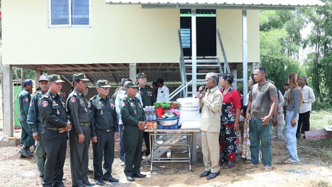 អតីតយុទ្ធជនជួបការលំបាករស់នៅខេត្តកំពង់ធំទទួលបានផ្ទះថ្មី អំណោយដ៏ថ្លៃថ្លារបស់សម្ដេចតេជោ - Image 4