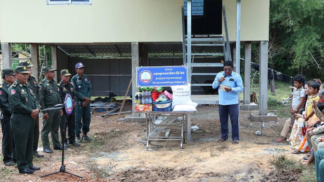 អតីតយុទ្ធជនជួបការលំបាករស់នៅខេត្តកំពង់ធំទទួលបានផ្ទះថ្មី អំណោយដ៏ថ្លៃថ្លារបស់សម្ដេចតេជោ - Image 5