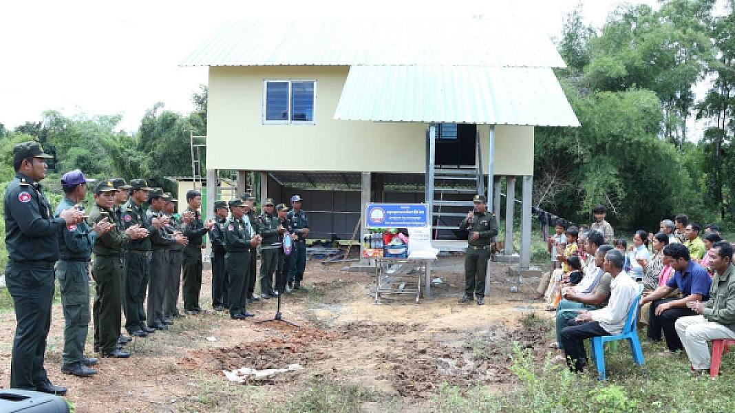 អតីតយុទ្ធជនជួបការលំបាករស់នៅខេត្តកំពង់ធំទទួលបានផ្ទះថ្មី អំណោយដ៏ថ្លៃថ្លារបស់សម្ដេចតេជោ - Image 7