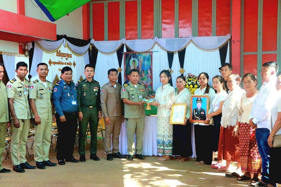 CVP Samrong City brings relief funds to the family of a deceased veteran