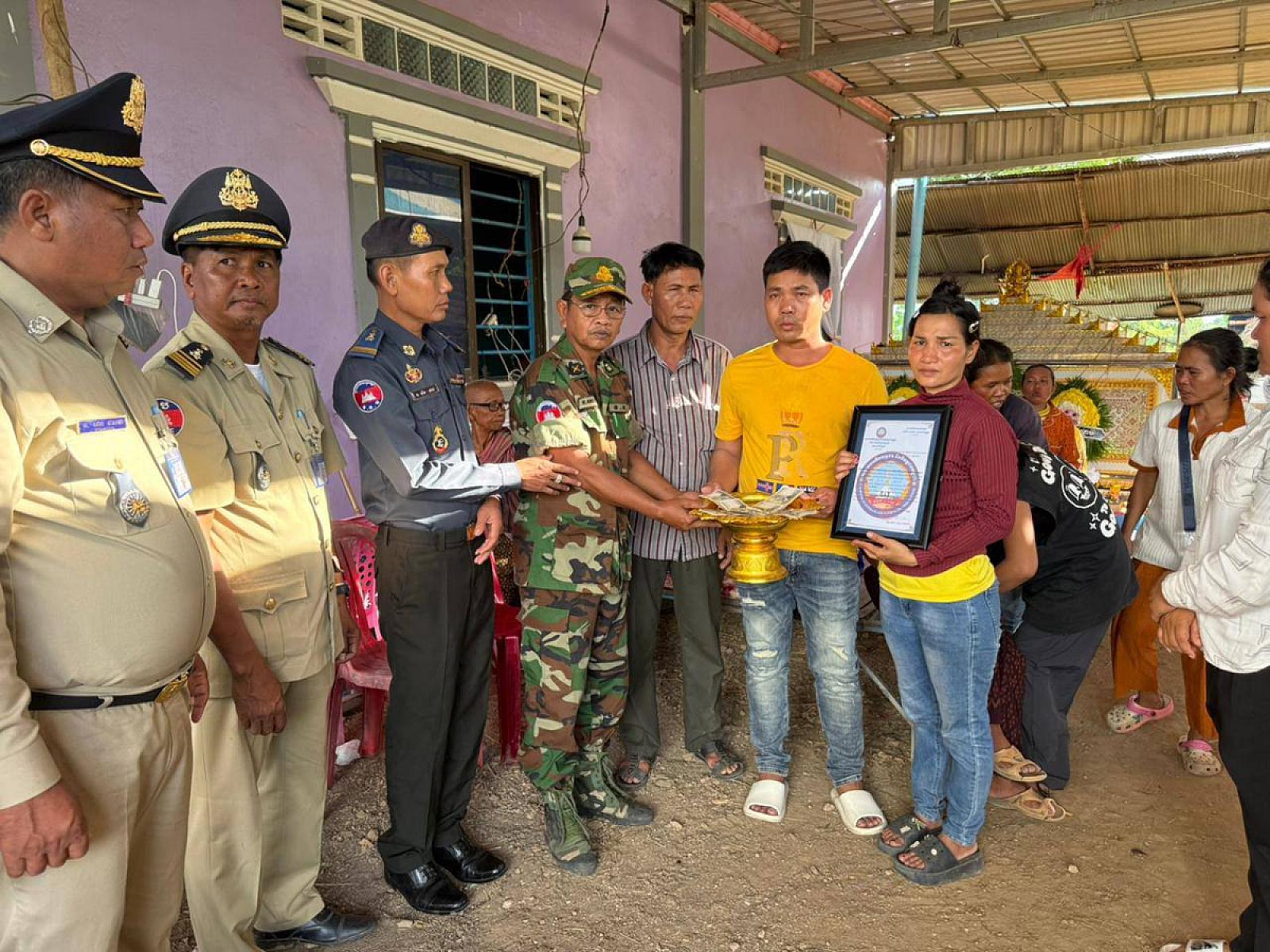 អ.ន.ក ស្រុកបវេល នាំយកថវិកាបេឡាមរណសង្គ្រោះជូនគ្រួសារសពអតីតយុទ្ធជនមួយគ្រួសារ