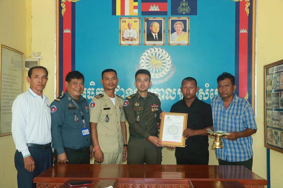អ.ន.ក ក្រុងសំរោង នាំយកថវិកាបេឡាមរណសង្គ្រោះជូនគ្រួសារសពអតីតយុទ្ធជនមួយគ្រួសារ