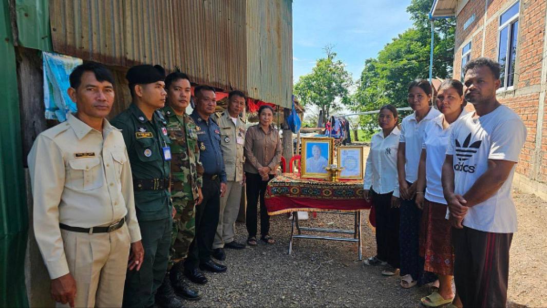 CVP Mongkol Borey District brings relief funds to the family of a deceased veteran