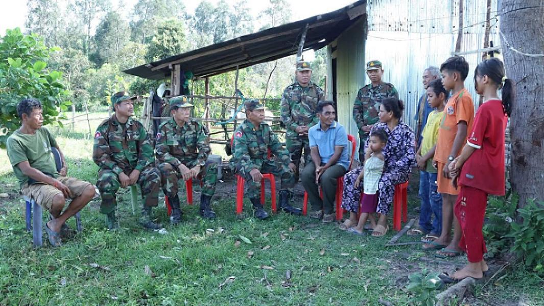 ឧត្តមសេនីយ៍ទោ សោម ស៊ុន ចុះពិនិត្យការសាងសង់ផ្ទះថ្មីជូនគ្រួសារអតីតយុទ្ធជនមួយគ្រួសារក្នុងខេត្តកំពង់ធំ - Image 2
