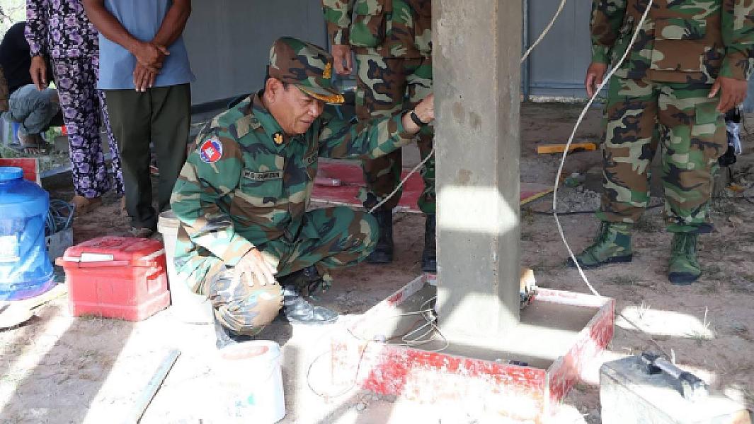 ឧត្តមសេនីយ៍ទោ សោម ស៊ុន ចុះពិនិត្យការសាងសង់ផ្ទះថ្មីជូនគ្រួសារអតីតយុទ្ធជនមួយគ្រួសារក្នុងខេត្តកំពង់ធំ - Image 3