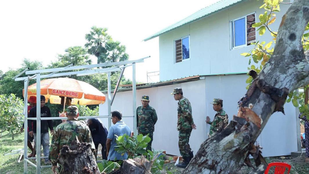 ឧត្តមសេនីយ៍ទោ សោម ស៊ុន ចុះពិនិត្យការសាងសង់ផ្ទះថ្មីជូនគ្រួសារអតីតយុទ្ធជនមួយគ្រួសារក្នុងខេត្តកំពង់ធំ - Image 4