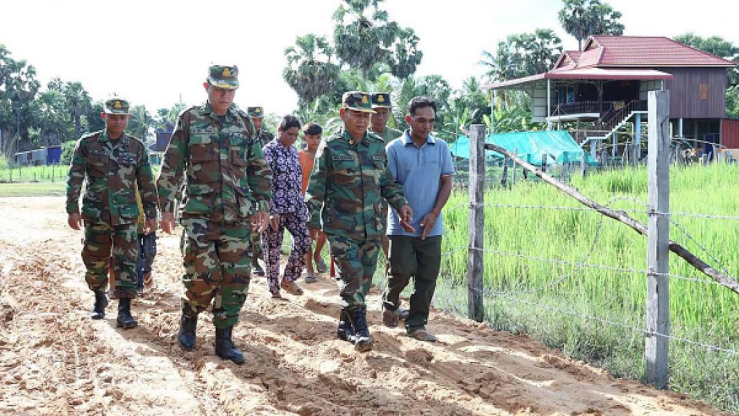 ឧត្តមសេនីយ៍ទោ សោម ស៊ុន ចុះពិនិត្យការសាងសង់ផ្ទះថ្មីជូនគ្រួសារអតីតយុទ្ធជនមួយគ្រួសារក្នុងខេត្តកំពង់ធំ - Image 5