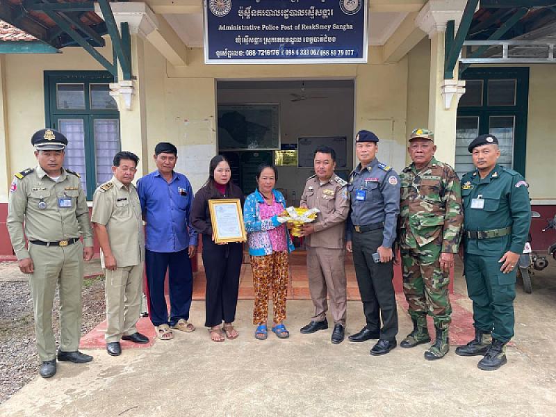 CVP Ratan Mondul District brings relief funds to the families of deceased veterans