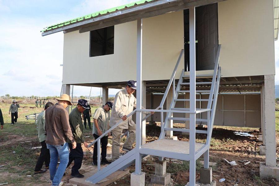 ឯកឧត្តម គន់ គីម អញ្ជើញពិនិត្យការសាងសង់ផ្ទះ និងការស្ថាបនាស្រះទឹកជូនអតីតយុទ្ធជន និងនិវត្តជន នៅស្រុកគាស់ក្រឡ ខេត្តបាត់ដំបង - Image 2