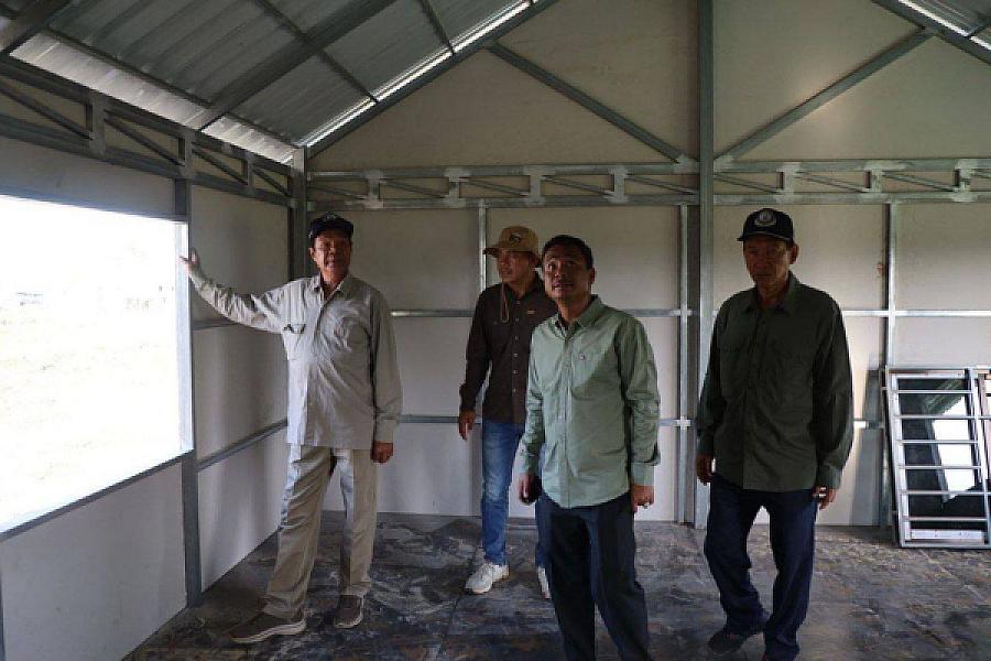 ឯកឧត្តម គន់ គីម អញ្ជើញពិនិត្យការសាងសង់ផ្ទះ និងការស្ថាបនាស្រះទឹកជូនអតីតយុទ្ធជន និងនិវត្តជន នៅស្រុកគាស់ក្រឡ ខេត្តបាត់ដំបង - Image 3