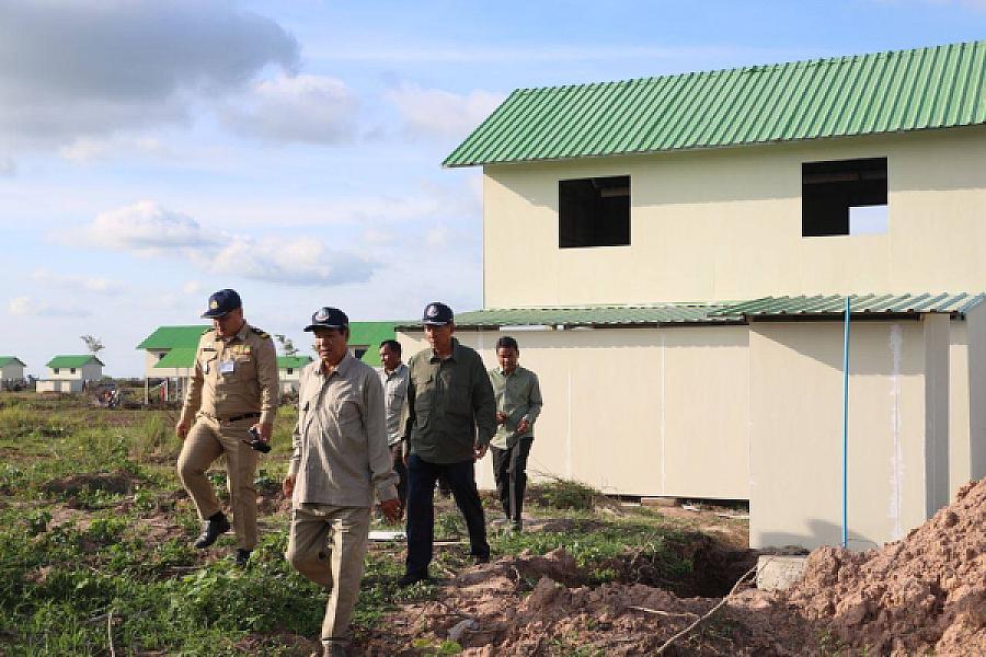 ឯកឧត្តម គន់ គីម អញ្ជើញពិនិត្យការសាងសង់ផ្ទះ និងការស្ថាបនាស្រះទឹកជូនអតីតយុទ្ធជន និងនិវត្តជន នៅស្រុកគាស់ក្រឡ ខេត្តបាត់ដំបង - Image 4