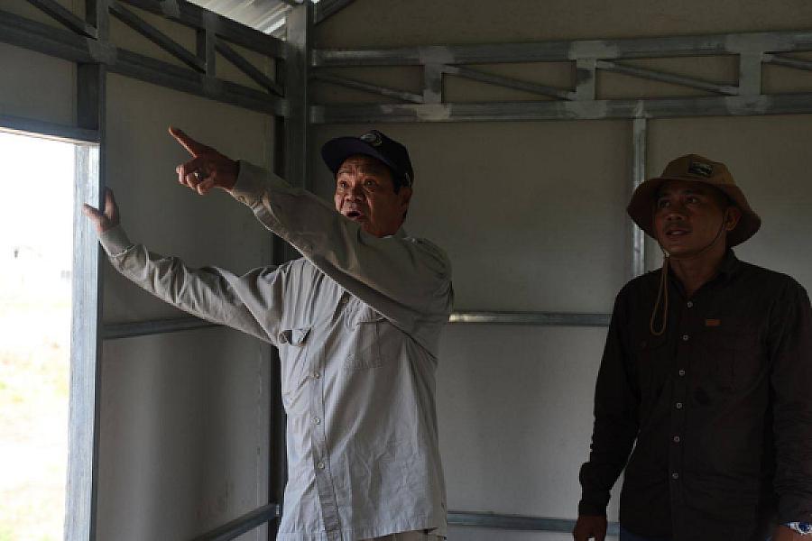 ឯកឧត្តម គន់ គីម អញ្ជើញពិនិត្យការសាងសង់ផ្ទះ និងការស្ថាបនាស្រះទឹកជូនអតីតយុទ្ធជន និងនិវត្តជន នៅស្រុកគាស់ក្រឡ ខេត្តបាត់ដំបង - Image 5