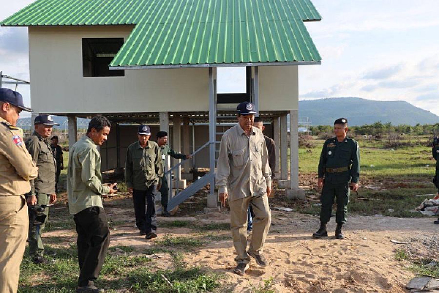 ឯកឧត្តម គន់ គីម អញ្ជើញពិនិត្យការសាងសង់ផ្ទះ និងការស្ថាបនាស្រះទឹកជូនអតីតយុទ្ធជន និងនិវត្តជន នៅស្រុកគាស់ក្រឡ ខេត្តបាត់ដំបង - Image 7