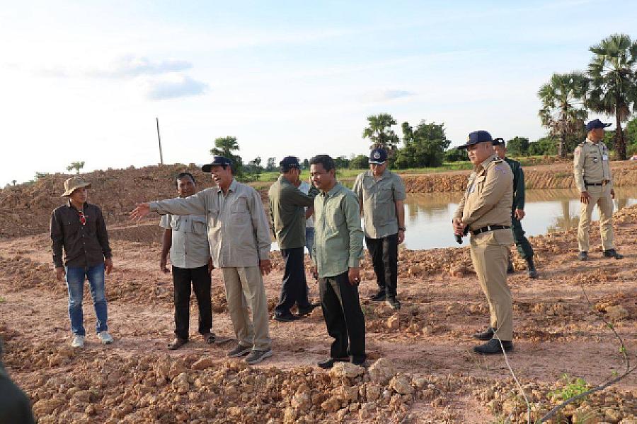 ឯកឧត្តម គន់ គីម អញ្ជើញពិនិត្យការសាងសង់ផ្ទះ និងការស្ថាបនាស្រះទឹកជូនអតីតយុទ្ធជន និងនិវត្តជន នៅស្រុកគាស់ក្រឡ ខេត្តបាត់ដំបង - Image 9