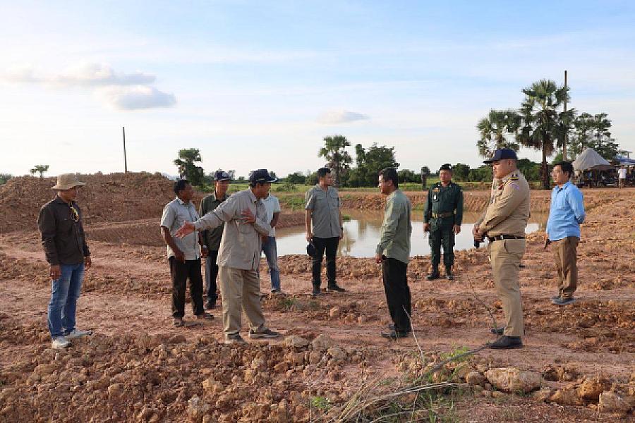 ឯកឧត្តម គន់ គីម អញ្ជើញពិនិត្យការសាងសង់ផ្ទះ និងការស្ថាបនាស្រះទឹកជូនអតីតយុទ្ធជន និងនិវត្តជន នៅស្រុកគាស់ក្រឡ ខេត្តបាត់ដំបង - Image 10