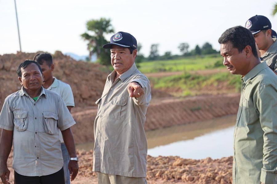 ឯកឧត្តម គន់ គីម អញ្ជើញពិនិត្យការសាងសង់ផ្ទះ និងការស្ថាបនាស្រះទឹកជូនអតីតយុទ្ធជន និងនិវត្តជន នៅស្រុកគាស់ក្រឡ ខេត្តបាត់ដំបង - Image 12