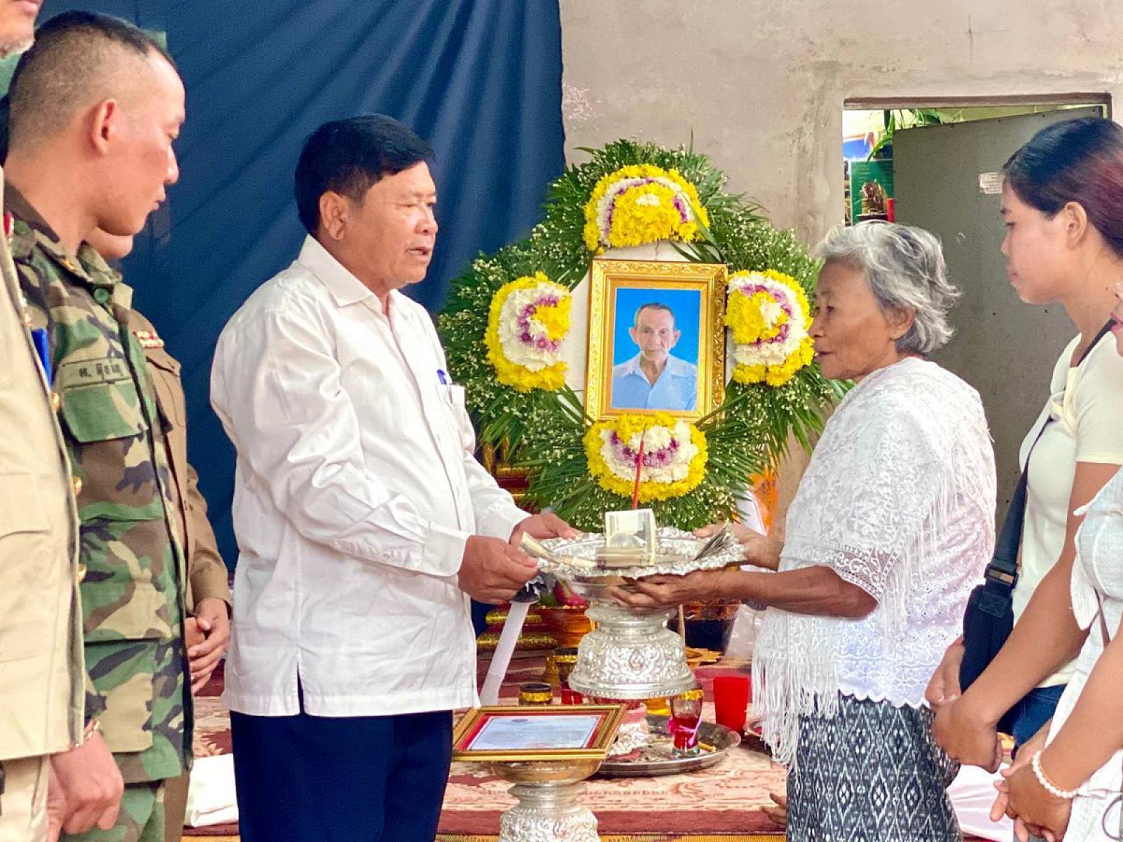 អ.ន.ក ស្រុកឯកភ្នំ នាំយកថវិកាបេឡាមរណសង្គ្រោះជូនគ្រួសារសពអតីតយុទ្ធជនមួយគ្រួសារ