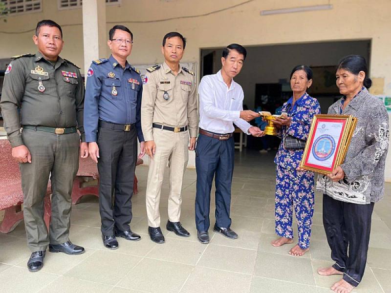 CVP Sangke District brings relief funds to the family of a deceased veteran