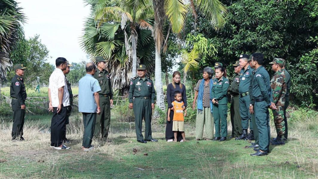 ឧត្តមសេនីយ៍ទោ សោម ស៊ុន ដឹកនាំក្រុមការងារពិនិត្យទីតាំងសាងសង់ផ្ទះជូនគ្រួសារពលីមួយគ្រួសារ ក្នុងខេត្តកំពង់ធំ - Image 2
