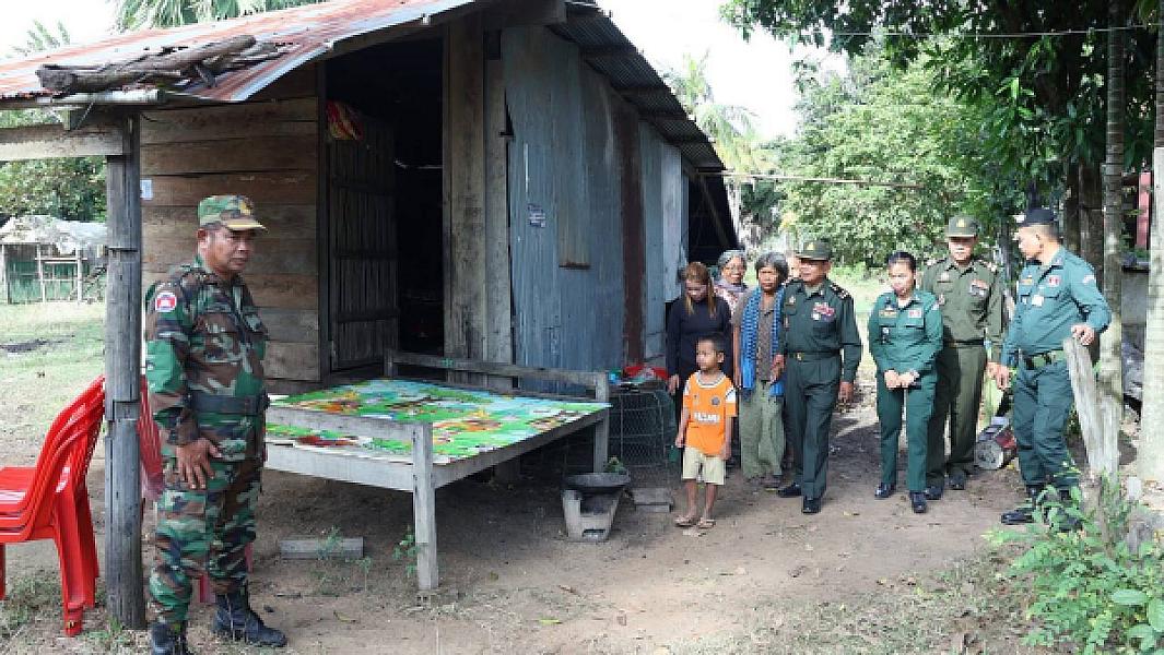 ឧត្តមសេនីយ៍ទោ សោម ស៊ុន ដឹកនាំក្រុមការងារពិនិត្យទីតាំងសាងសង់ផ្ទះជូនគ្រួសារពលីមួយគ្រួសារ ក្នុងខេត្តកំពង់ធំ - Image 3