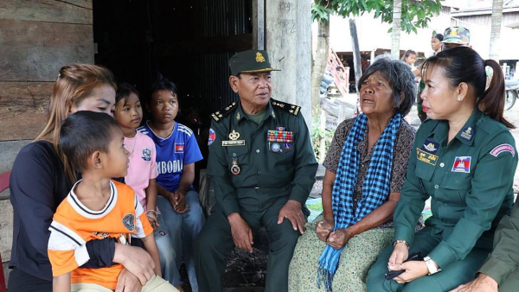 ឧត្តមសេនីយ៍ទោ សោម ស៊ុន ដឹកនាំក្រុមការងារពិនិត្យទីតាំងសាងសង់ផ្ទះជូនគ្រួសារពលីមួយគ្រួសារ ក្នុងខេត្តកំពង់ធំ - Image 5