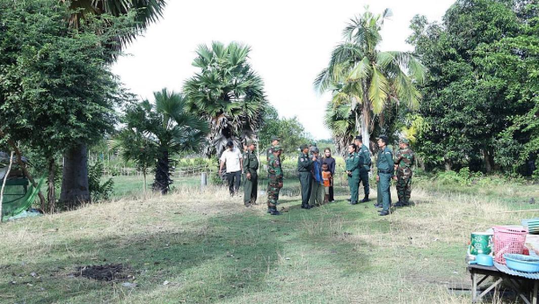 ឧត្តមសេនីយ៍ទោ សោម ស៊ុន ដឹកនាំក្រុមការងារពិនិត្យទីតាំងសាងសង់ផ្ទះជូនគ្រួសារពលីមួយគ្រួសារ ក្នុងខេត្តកំពង់ធំ - Image 6