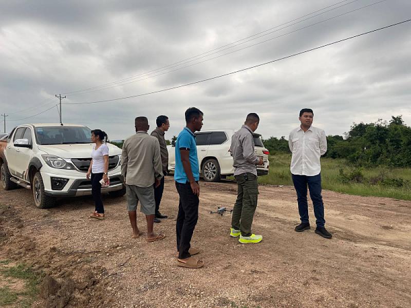 ឯកឧត្តម គង់ កន្នារតន៍ ចុះត្រួតពិនិត្យការសាងសង់ផ្ទះ និងជីកប្រឡាយទឹក ជូនគ្រួសារអតីតយុទ្ធជនក្នុងខេត្តបាត់ដំបង - Image 2