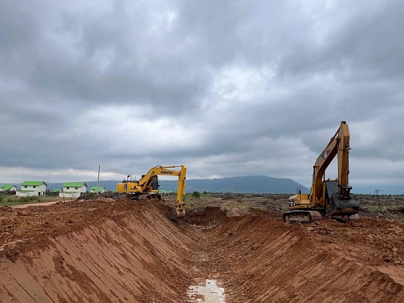 ឯកឧត្តម គង់ កន្នារតន៍ ចុះត្រួតពិនិត្យការសាងសង់ផ្ទះ និងជីកប្រឡាយទឹក ជូនគ្រួសារអតីតយុទ្ធជនក្នុងខេត្តបាត់ដំបង - Image 5