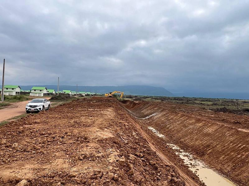 ឯកឧត្តម គង់ កន្នារតន៍ ចុះត្រួតពិនិត្យការសាងសង់ផ្ទះ និងជីកប្រឡាយទឹក ជូនគ្រួសារអតីតយុទ្ធជនក្នុងខេត្តបាត់ដំបង - Image 8