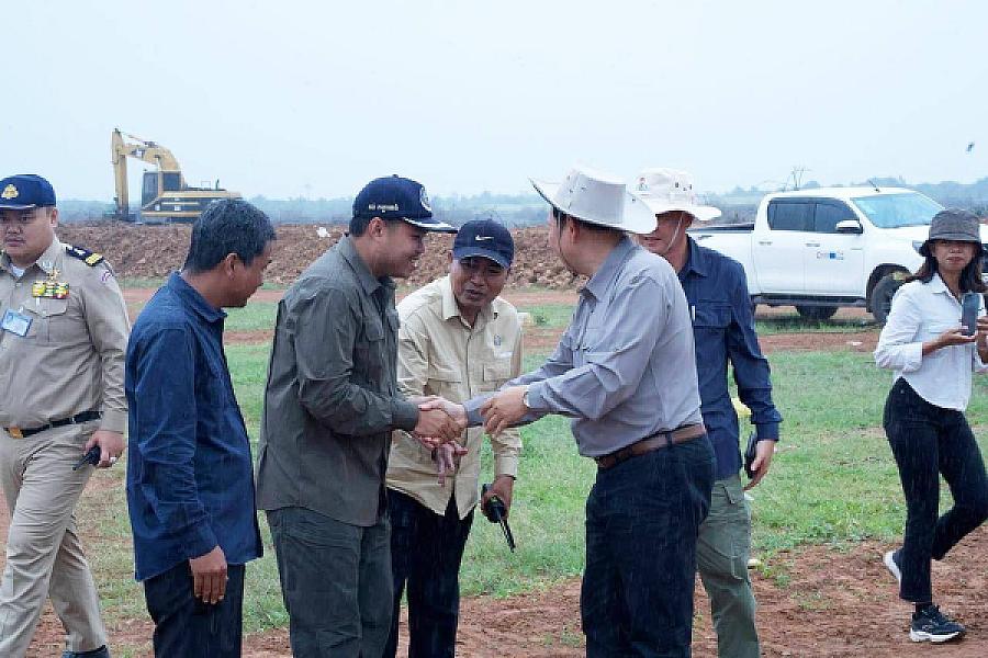 ឯកឧត្តម ឆាយ ឬទ្ធីសែន អញ្ជើញចុះពិនិត្យការស្ថាបនាផ្លូវ និងជីកអណ្តូងទឹក ជូនអតីតយុទ្ធជន និងនិវត្តជន ក្នុងខេត្តបាត់ដំបង - Image 2