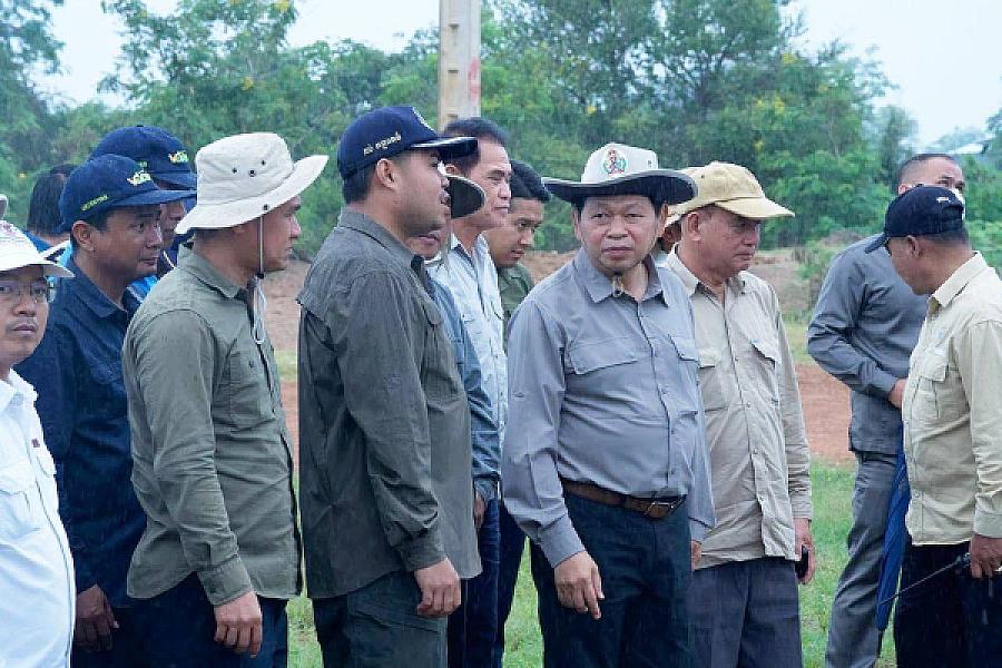 ឯកឧត្តម ឆាយ ឬទ្ធីសែន អញ្ជើញចុះពិនិត្យការស្ថាបនាផ្លូវ និងជីកអណ្តូងទឹក ជូនអតីតយុទ្ធជន និងនិវត្តជន ក្នុងខេត្តបាត់ដំបង - Image 3