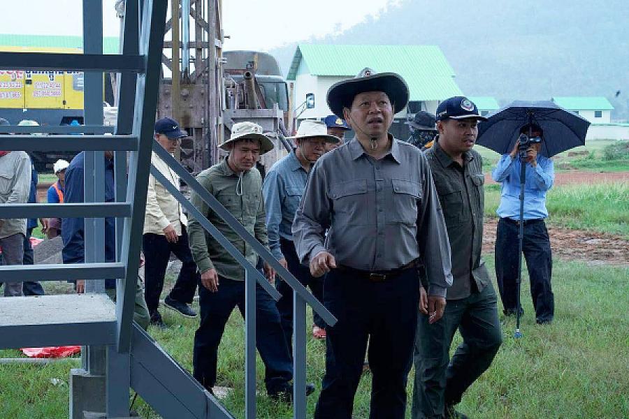 ឯកឧត្តម ឆាយ ឬទ្ធីសែន អញ្ជើញចុះពិនិត្យការស្ថាបនាផ្លូវ និងជីកអណ្តូងទឹក ជូនអតីតយុទ្ធជន និងនិវត្តជន ក្នុងខេត្តបាត់ដំបង - Image 4