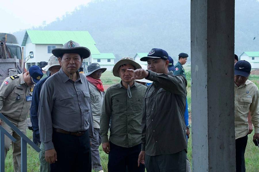 ឯកឧត្តម ឆាយ ឬទ្ធីសែន អញ្ជើញចុះពិនិត្យការស្ថាបនាផ្លូវ និងជីកអណ្តូងទឹក ជូនអតីតយុទ្ធជន និងនិវត្តជន ក្នុងខេត្តបាត់ដំបង - Image 5