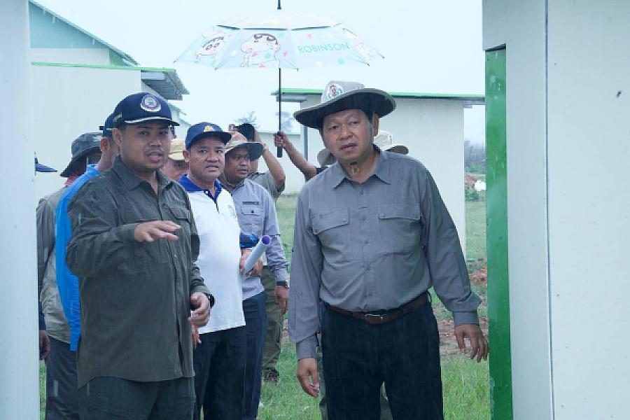 ឯកឧត្តម ឆាយ ឬទ្ធីសែន អញ្ជើញចុះពិនិត្យការស្ថាបនាផ្លូវ និងជីកអណ្តូងទឹក ជូនអតីតយុទ្ធជន និងនិវត្តជន ក្នុងខេត្តបាត់ដំបង - Image 7