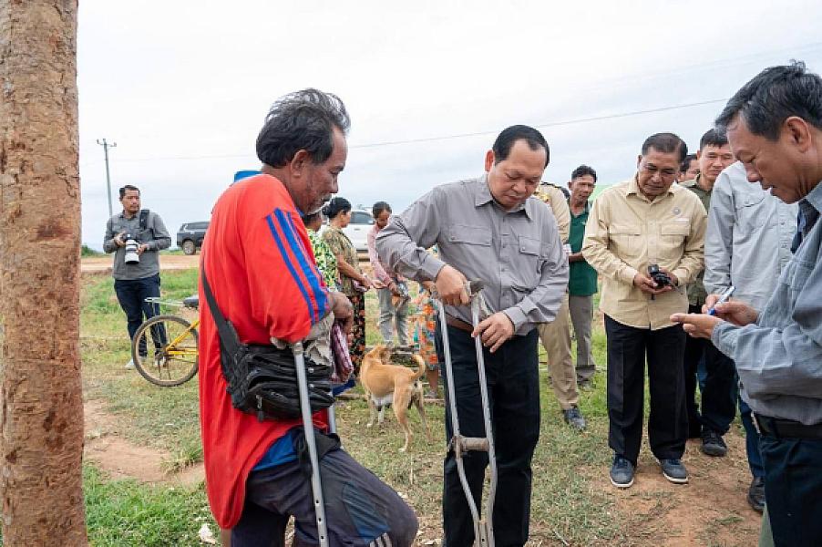 ឯកឧត្តម ឆាយ ឬទ្ធីសែន អញ្ជើញចុះពិនិត្យការស្ថាបនាផ្លូវ និងជីកអណ្តូងទឹក ជូនអតីតយុទ្ធជន និងនិវត្តជន ក្នុងខេត្តបាត់ដំបង - Image 9