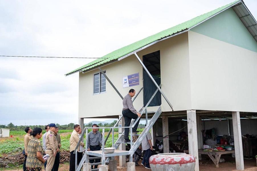 ឯកឧត្តម ឆាយ ឬទ្ធីសែន អញ្ជើញចុះពិនិត្យការស្ថាបនាផ្លូវ និងជីកអណ្តូងទឹក ជូនអតីតយុទ្ធជន និងនិវត្តជន ក្នុងខេត្តបាត់ដំបង - Image 10