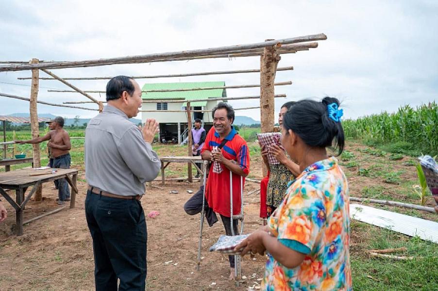 ឯកឧត្តម ឆាយ ឬទ្ធីសែន អញ្ជើញចុះពិនិត្យការស្ថាបនាផ្លូវ និងជីកអណ្តូងទឹក ជូនអតីតយុទ្ធជន និងនិវត្តជន ក្នុងខេត្តបាត់ដំបង - Image 11