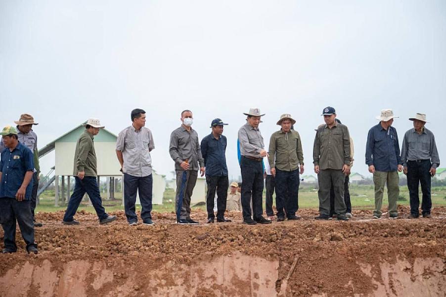 ឯកឧត្តម ឆាយ ឬទ្ធីសែន អញ្ជើញចុះពិនិត្យការស្ថាបនាផ្លូវ និងជីកអណ្តូងទឹក ជូនអតីតយុទ្ធជន និងនិវត្តជន ក្នុងខេត្តបាត់ដំបង - Image 14