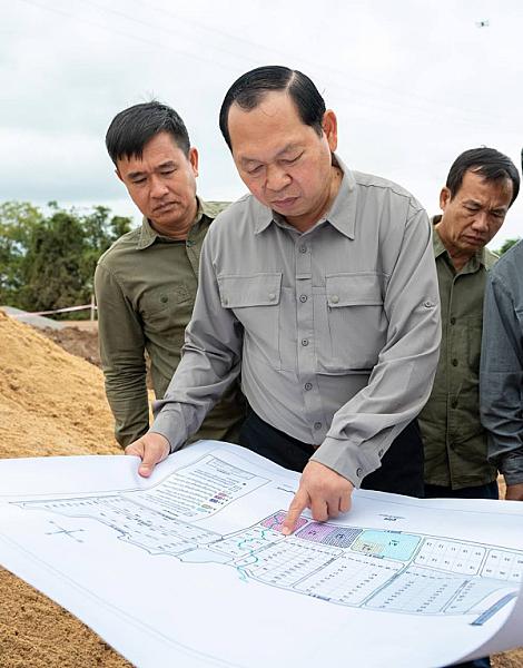 ឯកឧត្តម ឆាយ ឬទ្ធីសែន អញ្ជើញចុះពិនិត្យការស្ថាបនាផ្លូវ និងជីកអណ្តូងទឹក ជូនអតីតយុទ្ធជន និងនិវត្តជន ក្នុងខេត្តបាត់ដំបង - Image 18