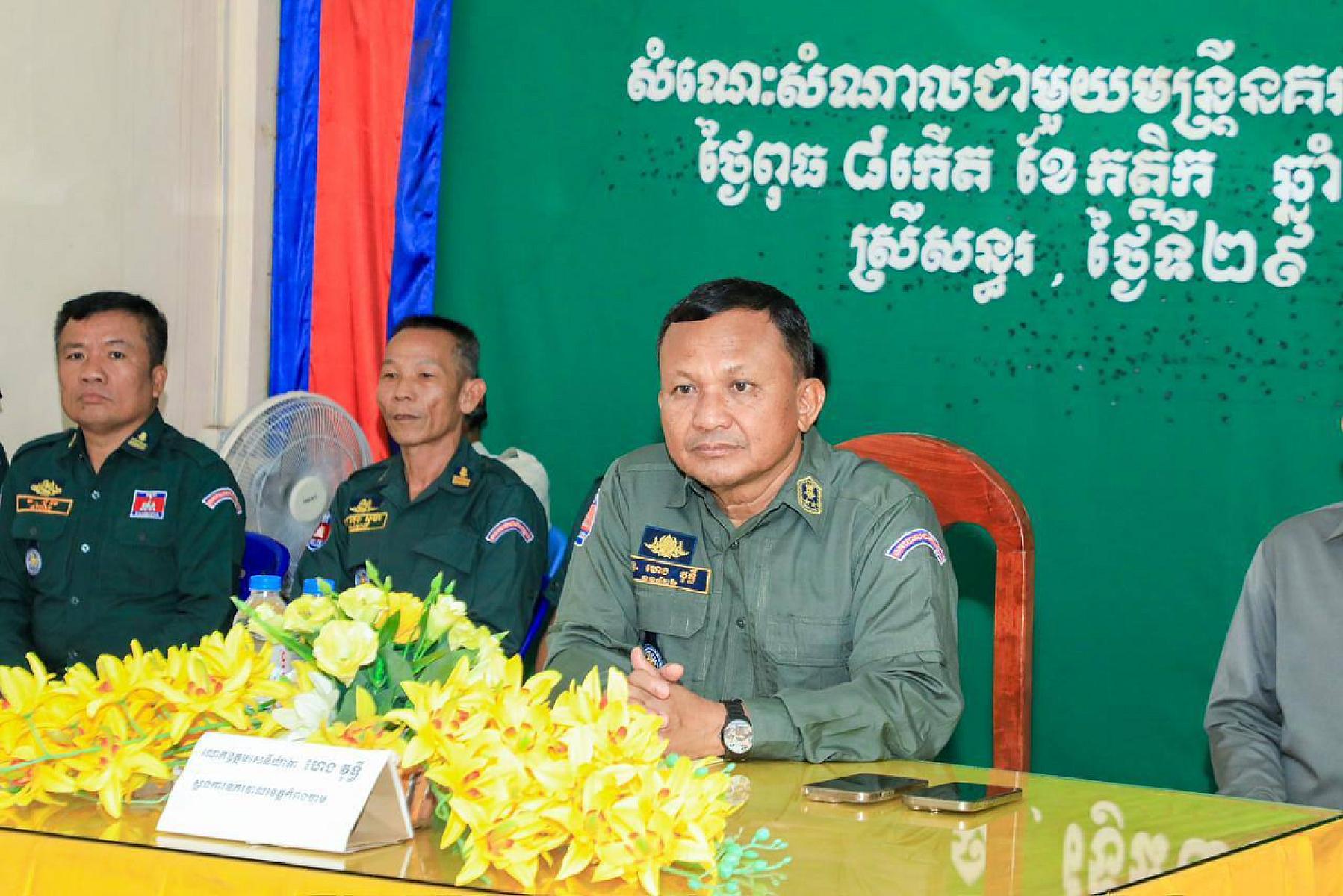 មន្ត្រីនគរបាលជាតិ និងនិវត្តជន១២នាក់ នៅខេត្តកំពង់ចាម ទទួលបានអំណោយពីសម្ដេចធិបតី