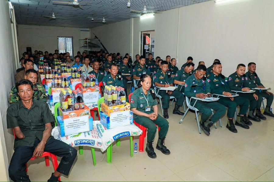 មន្ត្រីនគរបាលជាតិ និងនិវត្តជន១២នាក់ នៅខេត្តកំពង់ចាម ទទួលបានអំណោយពីសម្ដេចធិបតី - Image 2