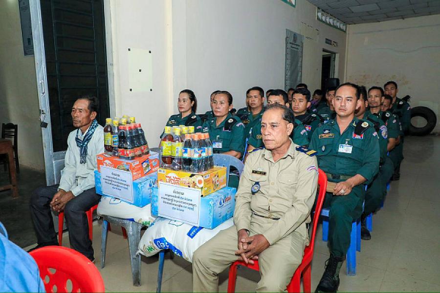 មន្ត្រីនគរបាលជាតិ និងនិវត្តជន១២នាក់ នៅខេត្តកំពង់ចាម ទទួលបានអំណោយពីសម្ដេចធិបតី - Image 5