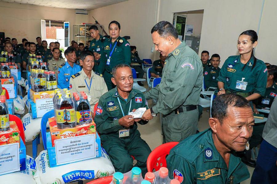 មន្ត្រីនគរបាលជាតិ និងនិវត្តជន១២នាក់ នៅខេត្តកំពង់ចាម ទទួលបានអំណោយពីសម្ដេចធិបតី - Image 7