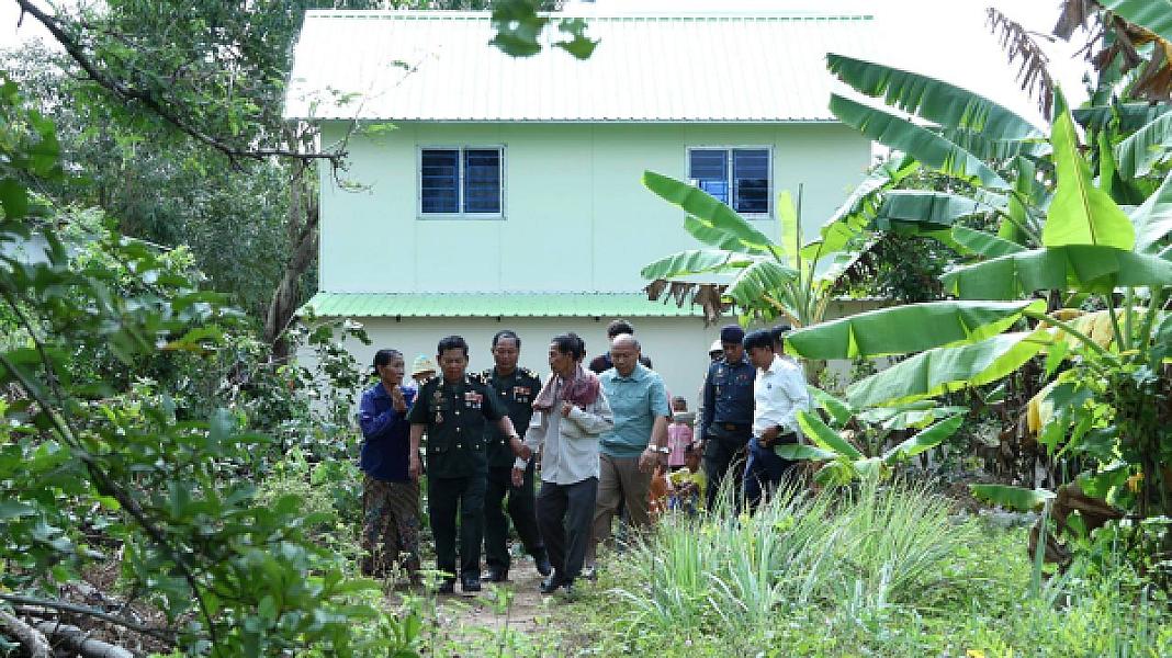 អតីតយុទ្ធជនពិការដោយសារសង្គ្រាមមួយគ្រួសារក្នុងក្រុងស្ទឹងសែនទទួលអំណោយផ្ទះថ្មីពីសម្ដេចតេជោ និងសម្ដេចធិបតី - Image 6