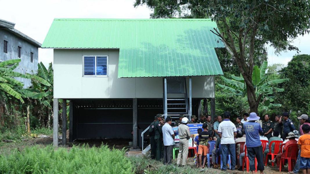 អតីតយុទ្ធជនពិការដោយសារសង្គ្រាមមួយគ្រួសារក្នុងក្រុងស្ទឹងសែនទទួលអំណោយផ្ទះថ្មីពីសម្ដេចតេជោ និងសម្ដេចធិបតី - Image 9