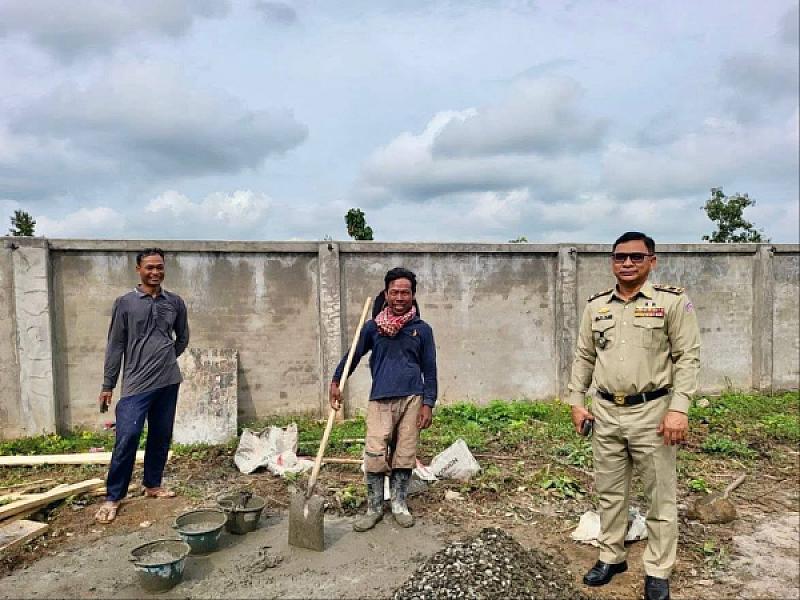 ឧត្តមសេនីយ៍ទោ ចិន នី ដឹកនាំក្រុមការងារចុះត្រួតពិនិត្យការងារសាងសង់អគារស្នាក់ការ អ.ន.ក ខេត្តត្បូងឃ្មុំ - Image 6